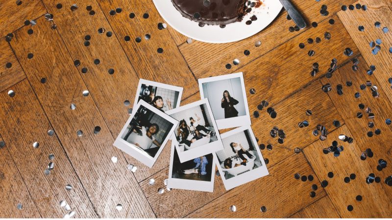 Kącik polaroidowy na weselnym stole