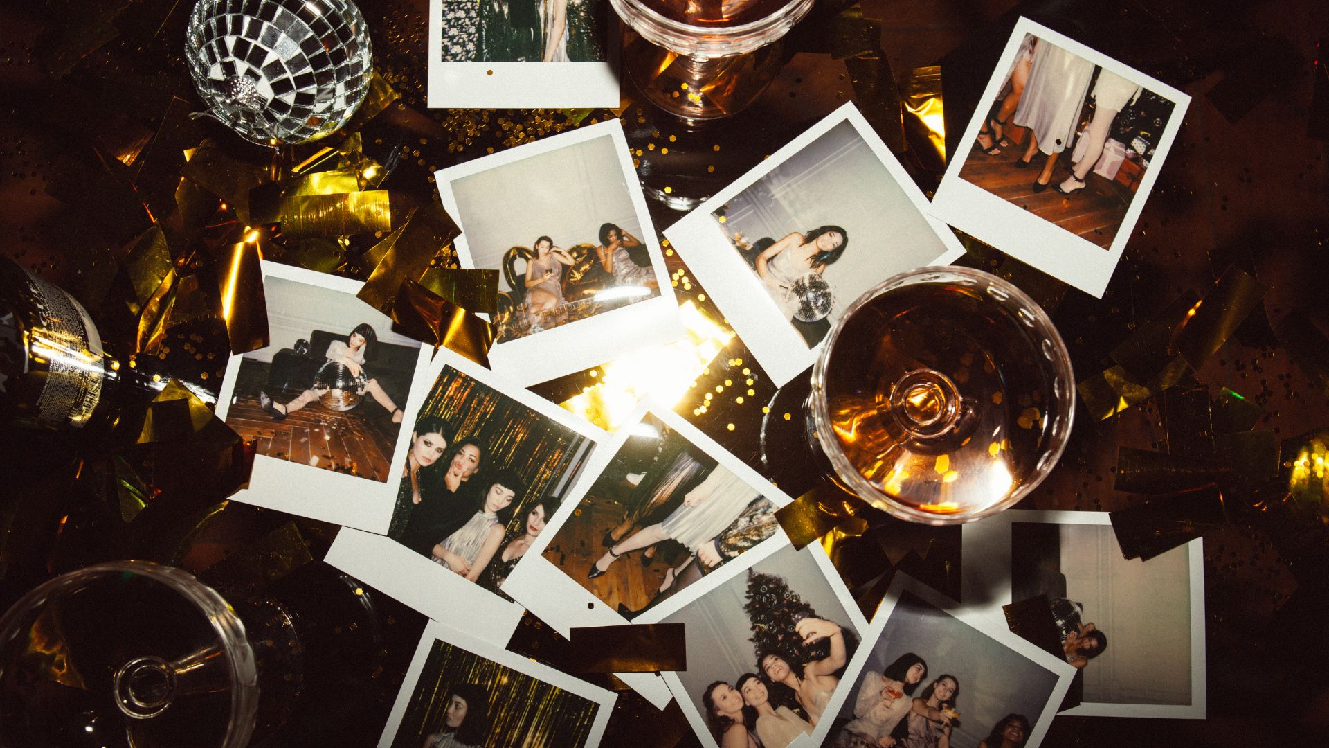 Kącik polaroidowy, kieliszki i dekoracje na stole