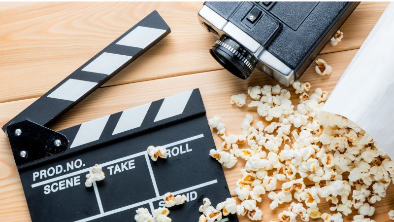 Kamera, popcorn i akcesoria na stole
