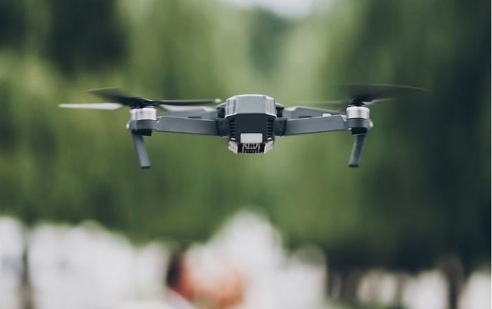 Atrakcyjny pokaz dronów na przyjęciu weselnym