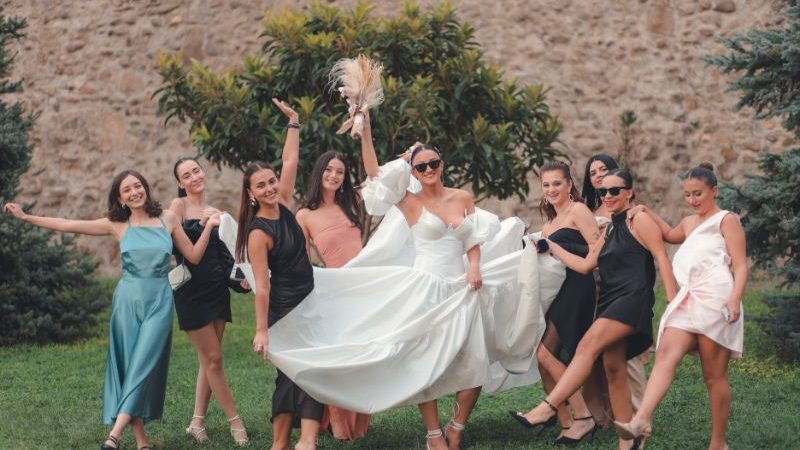 eleganckie sukienki na wesele