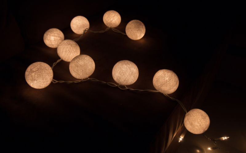 Na zdjęciu znajdują się lampki Fairy Lights w postaci cotton balls.